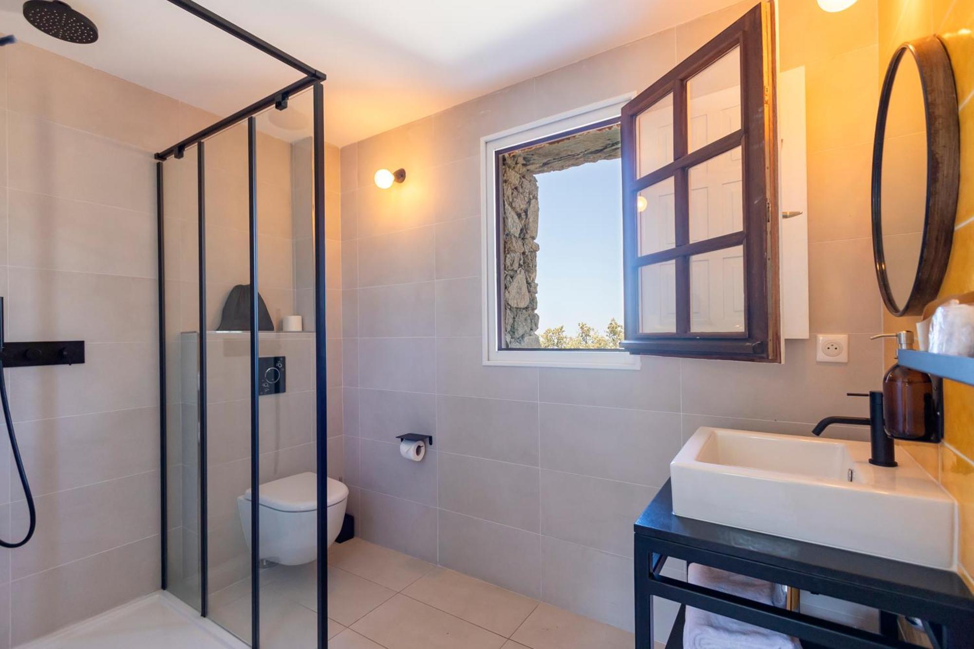 Latine Hotel Lama